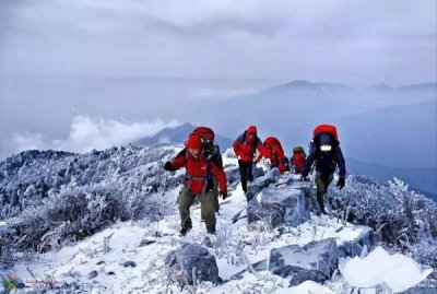 ​陕西3驴友非法穿越秦岭1人失联（陕西秦岭鳌太生死线）