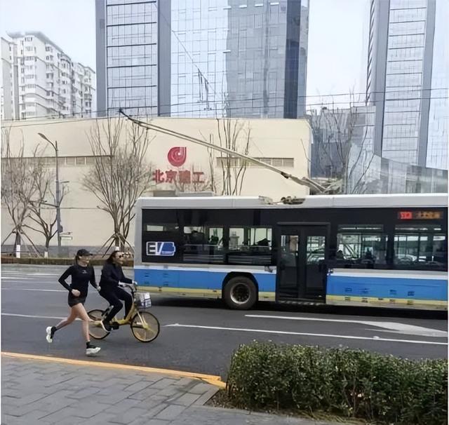 谷爱凌抹胸皮裙尽显酷飒（谷爱凌北京街头跑半马）(4)