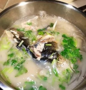 ​鱼头豆腐汤可以放牛奶吗，为什么煮的鱼头豆腐汤是黄色的？