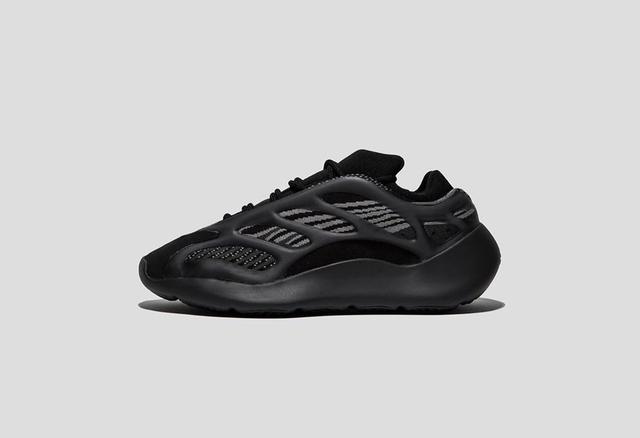 yeezy700v3哪款值得入手（市价逼近3K超酷的黑武士）(1)