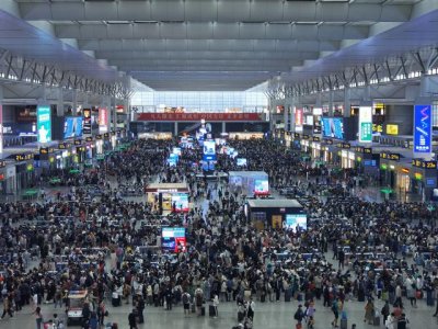 ​国庆首日铁路上海站迎来客流高峰（铁路上海站今迎五一返程客流最高峰）