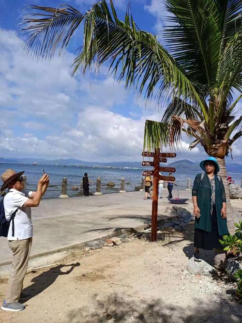 2、上午可以到海棠湾，然后到大小洞天公园和保育院（大鹿回头公园）看海，下午逛海滩，也可以租自行车体验沙滩运动。