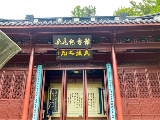 岳飞简介岳飞墓地（岳飞的坟墓就在西湖边，建造于南宋时期，门票25元，你来过吗？）