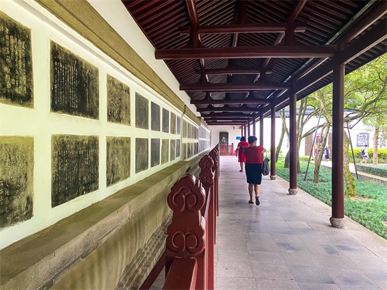 岳飞简介岳飞墓地（岳飞的坟墓就在西湖边，建造于南宋时期，门票25元，你来过吗？）