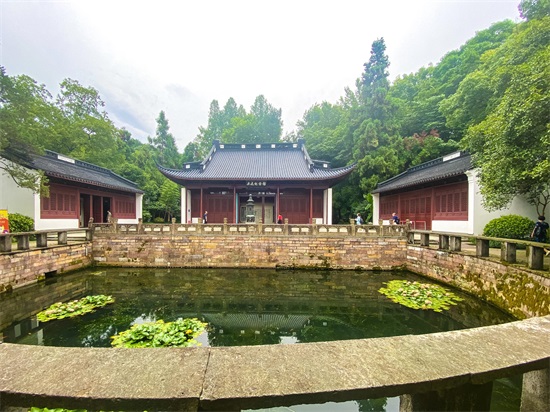 岳飞简介岳飞墓地（岳飞的坟墓就在西湖边，建造于南宋时期，门票25元，你来过吗？）