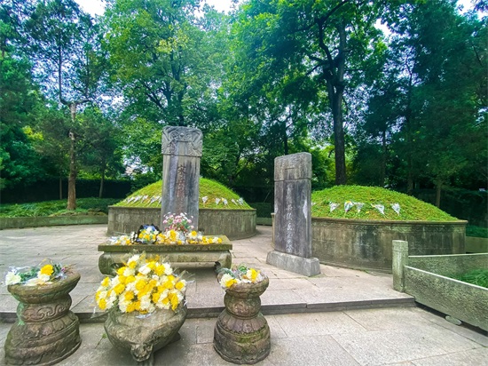 岳飞简介岳飞墓地（岳飞的坟墓就在西湖边，建造于南宋时期，门票25元，你来过吗？）