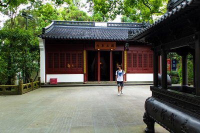 ​岳飞简介岳飞墓地（岳飞的坟墓就在西湖边，建造于南宋时期，门票25元，你来过