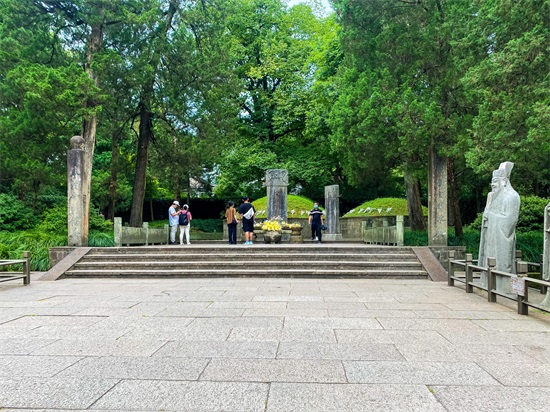 岳飞简介岳飞墓地（岳飞的坟墓就在西湖边，建造于南宋时期，门票25元，你来过吗？）