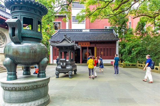 岳飞简介岳飞墓地（岳飞的坟墓就在西湖边，建造于南宋时期，门票25元，你来过吗？）