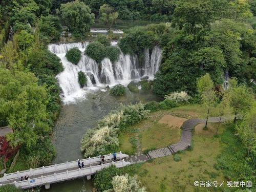 4、去看大瀑布的时候除了会看到瀑布群还有一些其它旅游景点可供参观欣赏之外，也可以选择去观看大象表演。