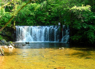 ​吉林旅游：原生态美景吊水壶瀑布（图）