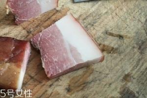 烟熏腊肉是熟的吗？是生肉腌制的