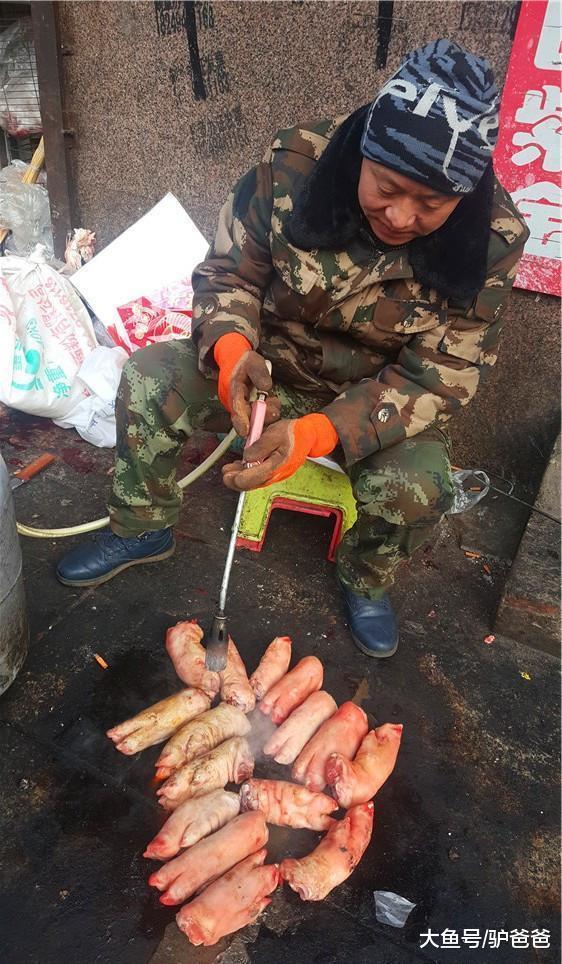 东北人啃猪头简单粗暴真够嚎，过年了，这东西再贵也有人吃