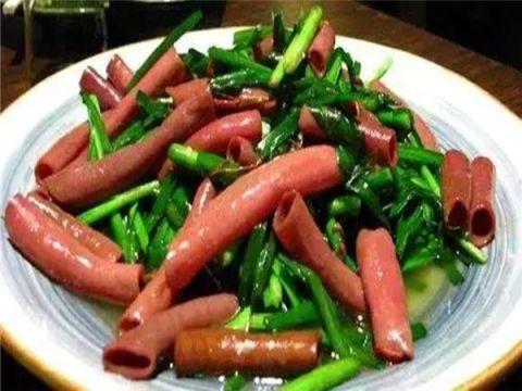 美食推荐：韭菜烧海肠做法简单，肉质细嫩，香辣过瘾又下饭！