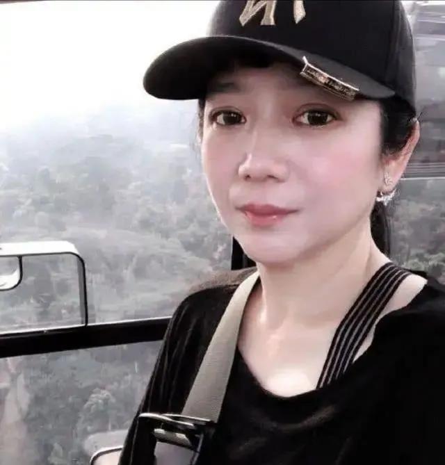 林瑞阳的漂亮前妻曾哲贞，带着儿女艰难生活，被骂管不住自己老公