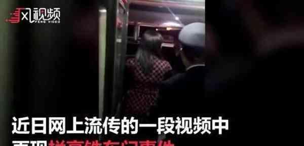 “高铁扒门”再次上演，拦车女被女乘务员一把拽开，赢得全民狂赞