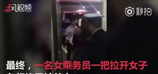 “高铁扒门”再次上演，拦车女被女乘务员一把拽开，赢得全民狂赞