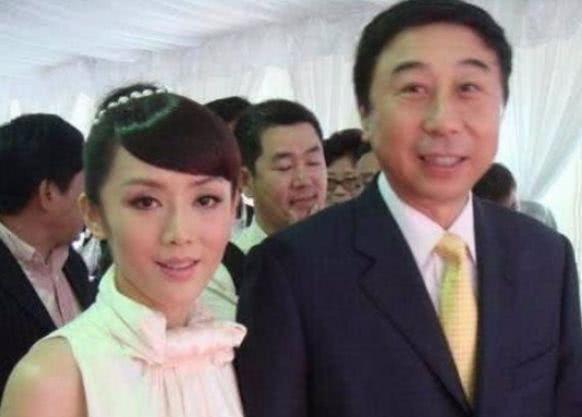 冯巩老婆照片曝光，明明是夫妻却像是父女？网友：难怪隐藏36年