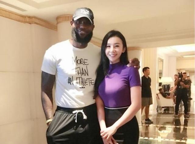 NBA美女主播高颜值引人注目，为证明身材还曾霸气脱衣