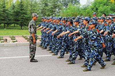 ​大学军训时的教官到底是什么人，军训结束后为何悄悄溜走？