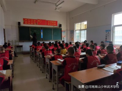 ​嵩山少林寺武校学费一年收取多少钱？学费包括孩子的吃住学吗？